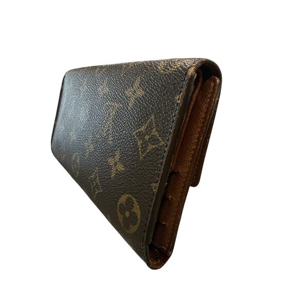55. Louis Vuitton Monogram Sarah Wallet - Picture 3 of 16